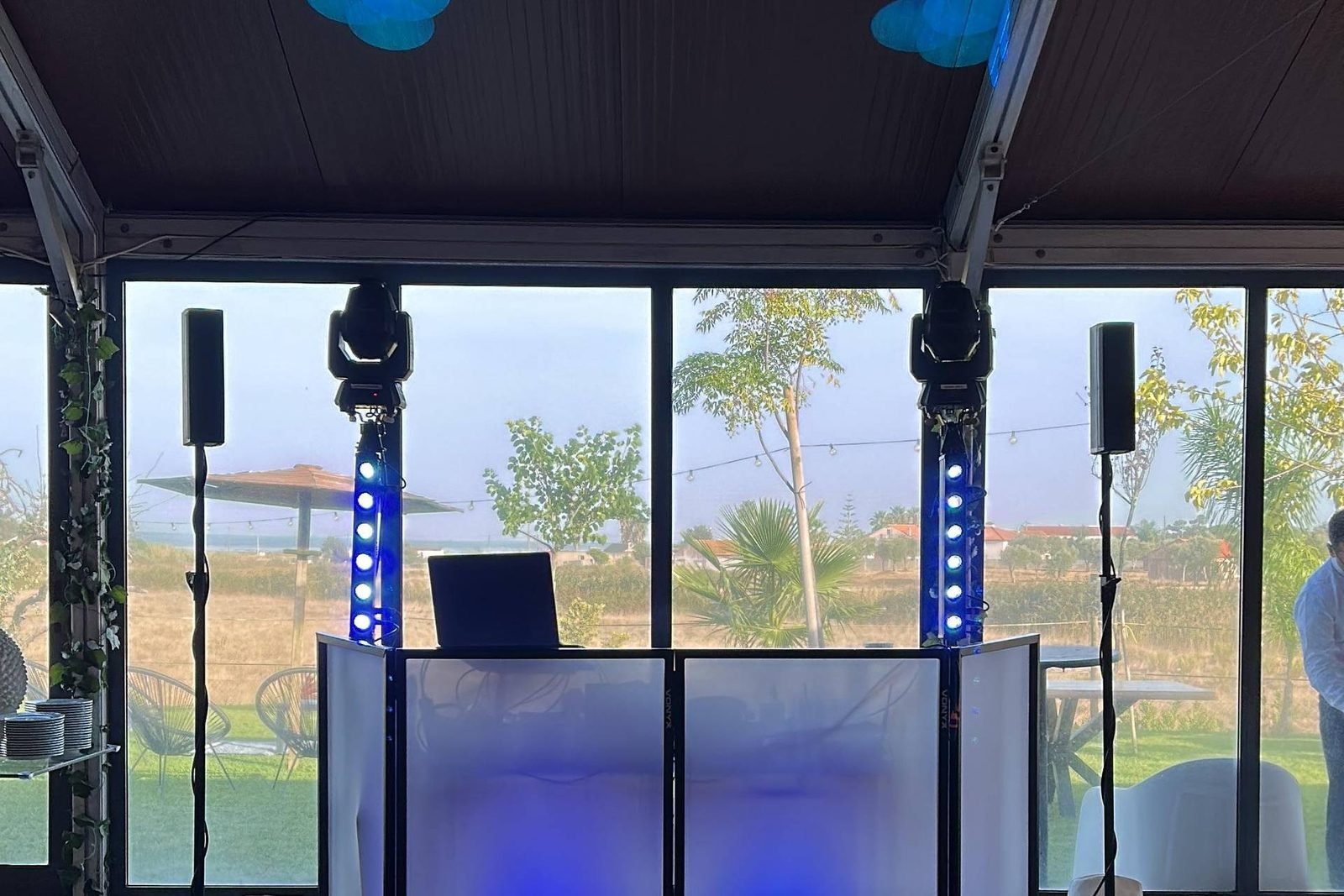 Cabine de DJ montada junto a janelas abertas ao campo, ao fim da tarde, numa quinta em Portugal