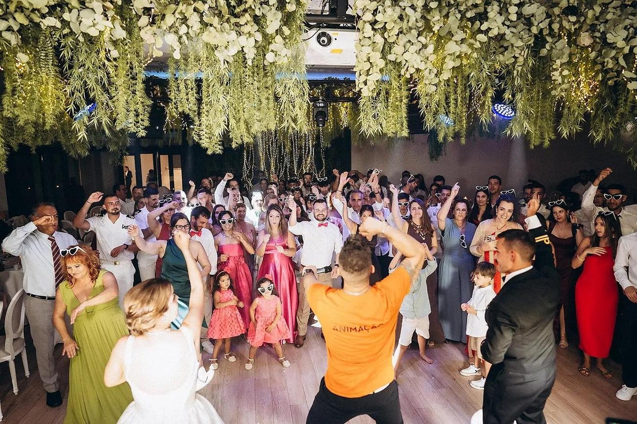 Pista de casamento internacional completamente cheia, convidados de várias nacionalidades