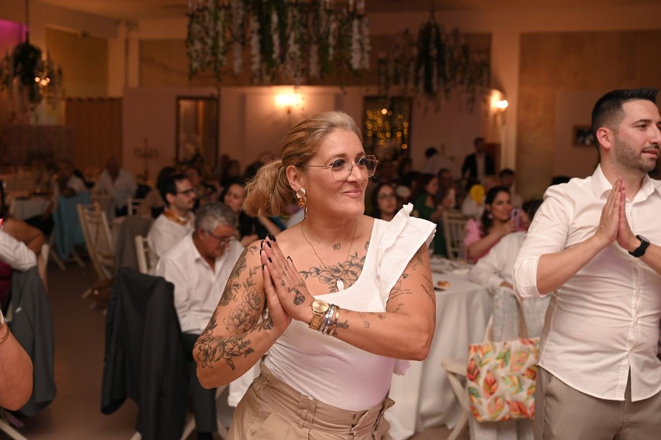 Hochzeitsgäste feiern gemeinsam bei einer internationalen Hochzeit in Portugal