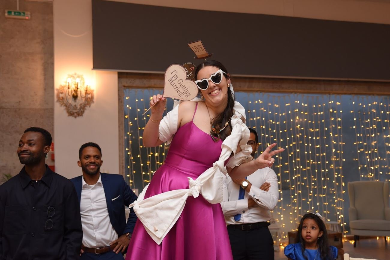Invitados bailando y celebrando en una boda en Portugal