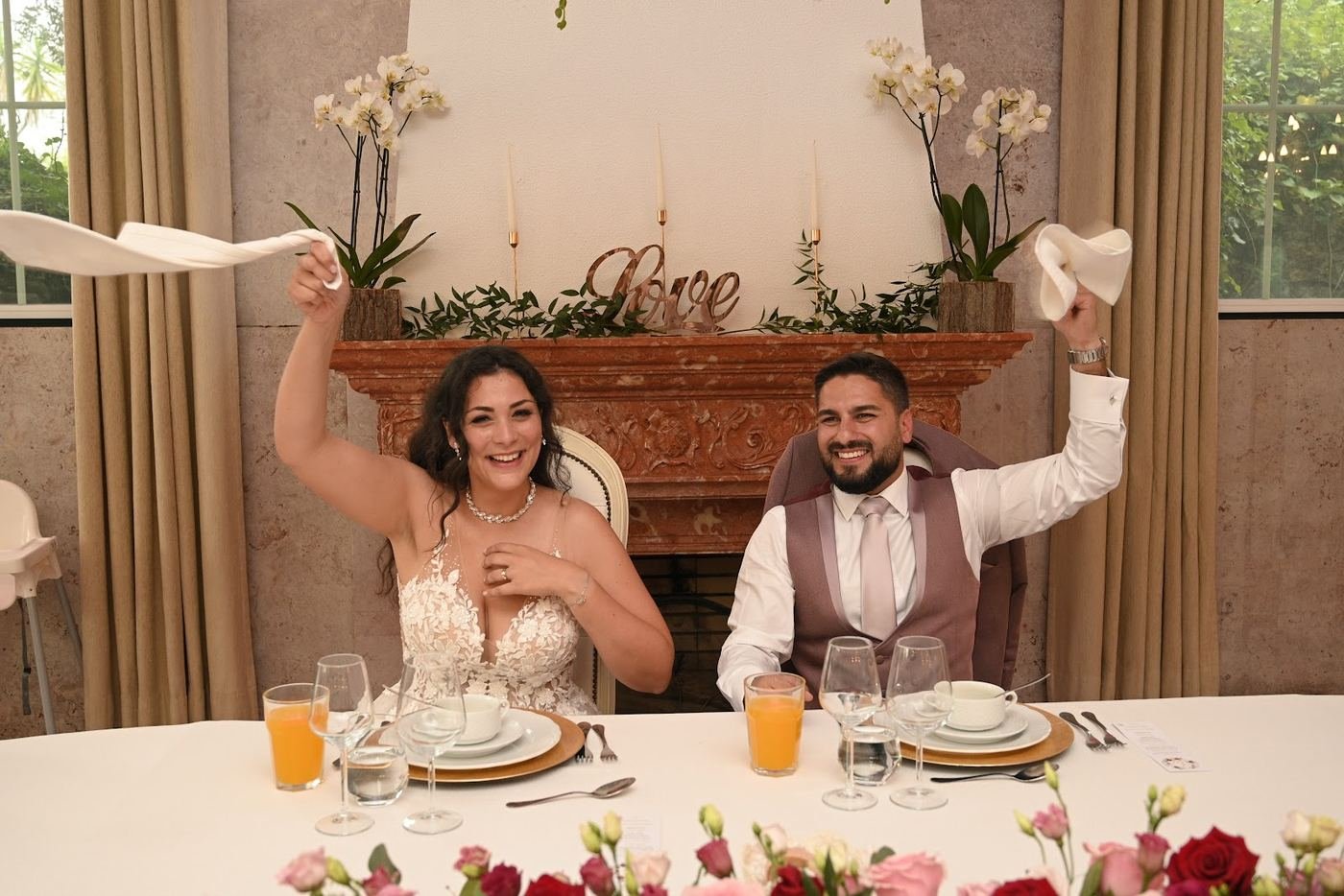 Noivos a brindar com guardanapos no ar, num casamento real animado pela Team Brasa
