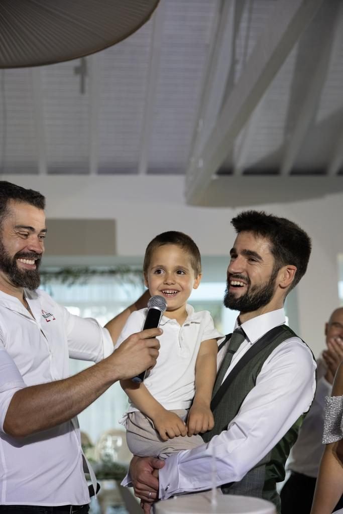 Animação de batizado: criança ao microfone com a Team Brasa