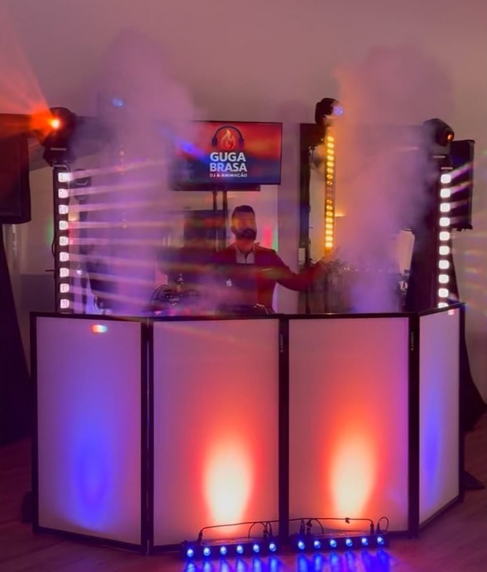 Cabine de DJ Team Brasa montada com luz e ecrã com logótipo