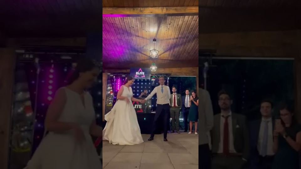 Entrada dos noivos num casamento