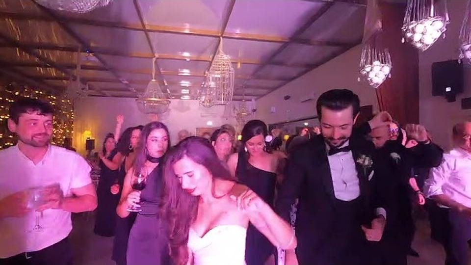 Noivos e convidados a dançar