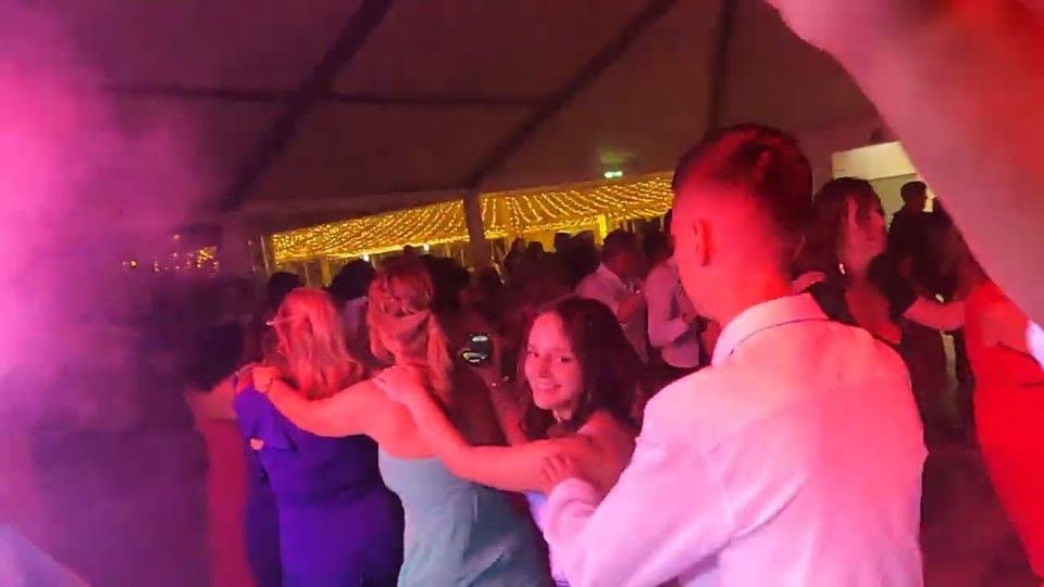 Comboio no início do baile