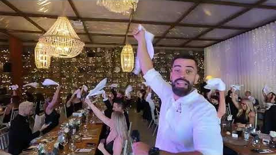 Interação entre pratos num jantar de casamento